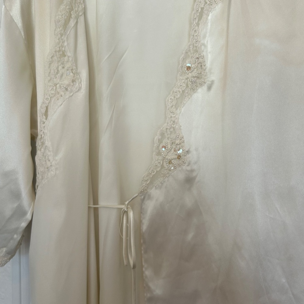 VTG Gold Label Victoria's Secret Satin and Lace Peignoir Set with Tulle Back!!!✨ - Picture 11 of 16